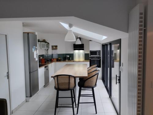 une cuisine avec une table et des chaises dans l'établissement Appartement spacieux 2 Pers- 4 Max, à Nantes
