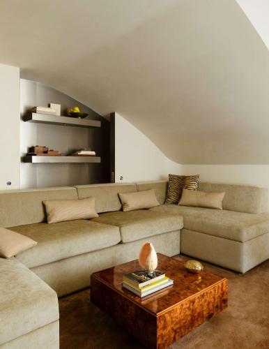 un salon avec un canapé et une table basse dans l'établissement Sublim and design apartement Place Vendome, à Paris