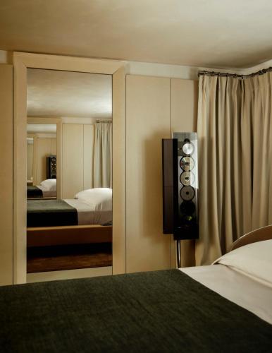 une chambre d'hôtel avec un miroir dans l'établissement Sublim and design apartement Place Vendome, à Paris