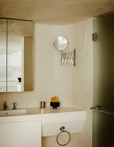 une salle de bain avec un lavabo et un miroir dans l'établissement Sublim and design apartement Place Vendome, à Paris