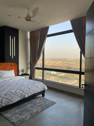 Postel nebo postele na pokoji v ubytování SkyPark One Penthouse- Gulberg Green Islamabad
