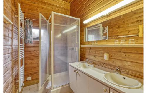 a bathroom with two sinks and a shower at Gorgeous Home In Masserberg in Masserberg