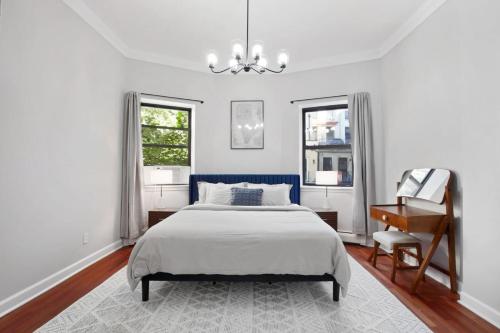 Katil atau katil-katil dalam bilik di Charming Central Park Townhome