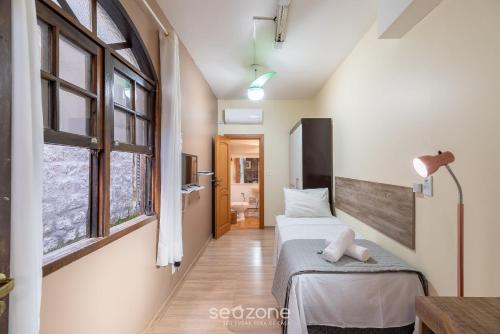 a bedroom with two beds and a window at Casa aconchegante próxima a UFSC - TFL002 in Florianópolis