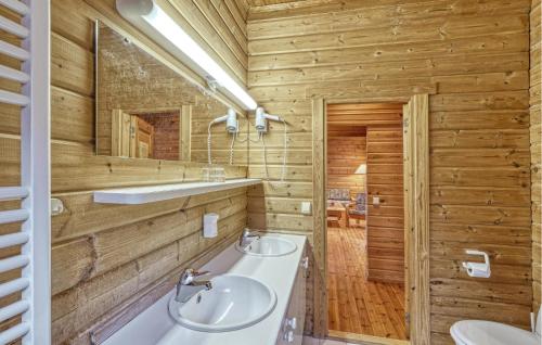 a bathroom with two sinks and a mirror at 2 Bedroom Nice Home In Masserberg in Masserberg