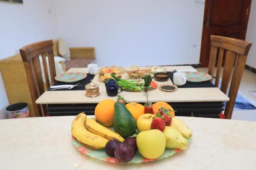 ルクソールにあるMoka Gust Houseの果物・野菜の盛り合わせ