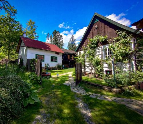 stary drewniany dom z kamienną ścieżką przed nim w obiekcie Chalupa Skála 1827 w mieście Skála