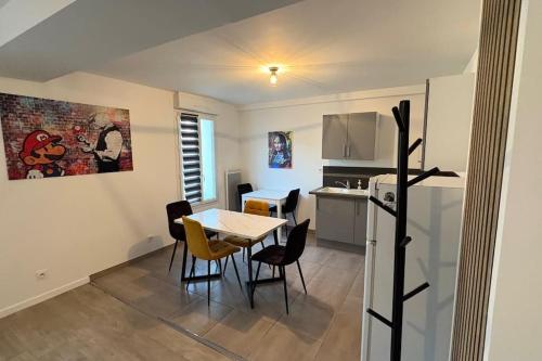 une cuisine et une salle à manger avec une table et des chaises dans l'établissement Guangzhou - Duplex agréable, à Reims