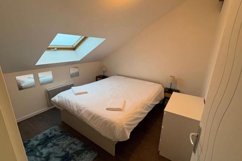 - une petite chambre avec un lit et une lucarne dans l'établissement Guangzhou - Duplex agréable, à Reims