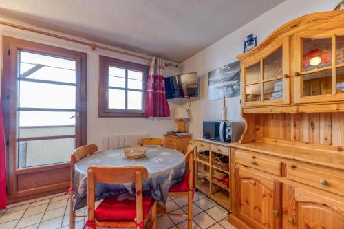 a kitchen with a table and a small table and chairs at Granges 8 - Bel Appt 4p Au Pied Des in Villard-Reculas