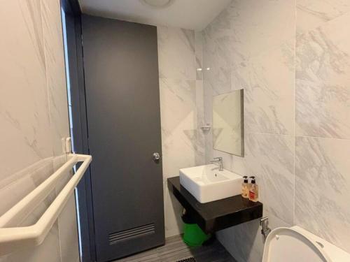 ein Badezimmer mit Waschbecken, Toilette und Spiegel in der Unterkunft Stylish Studio 2PX, Emporis Near MRT KD, Segi & Thomson Hospital in Petaling Jaya