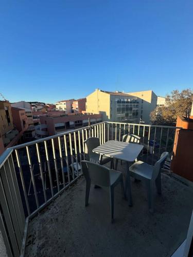 - un balcon avec une table et des chaises dans l'établissement Appartement - Cap d'Agde, au Cap d'Agde