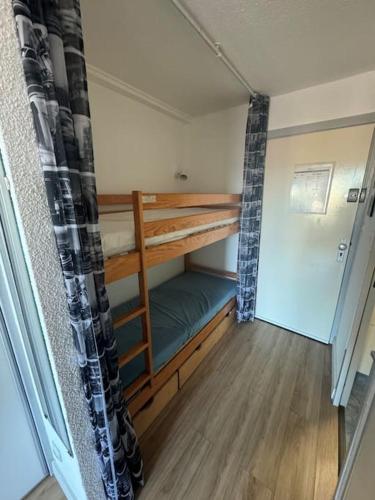 Cette petite chambre comprend des lits superposés. dans l'établissement Appartement - Cap d'Agde, au Cap d'Agde
