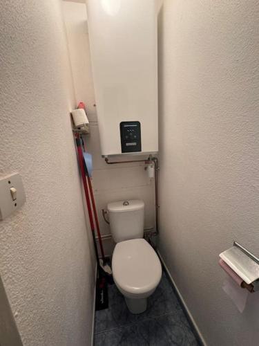 - une petite salle de bains avec toilettes dans une cabine dans l'établissement Appartement - Cap d'Agde, au Cap d'Agde