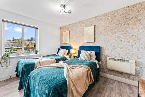 Katil atau katil-katil dalam bilik di Stylish 2 Bed 2 Bath Abode with Parking