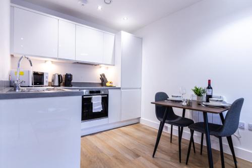 Trendy Apt in the Heart of MCR photo 20