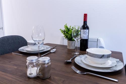 Trendy Apt in the Heart of MCR photo 7