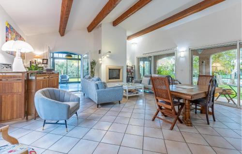 une cuisine et un salon avec une table et des chaises dans l'établissement Gorgeous Home In Montady, à Montady