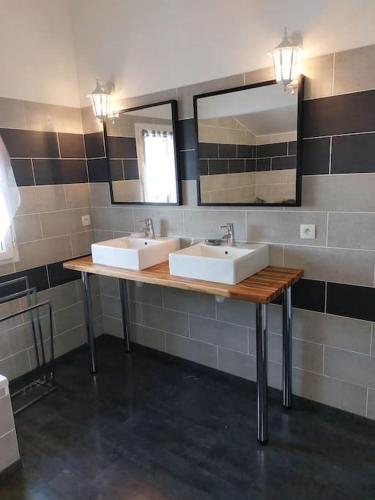 une salle de bain avec deux lavabos et un miroir dans l'établissement La Tour de Jeanne, à 10 minutes de Saint-Emilion, à Gardegan-et-Tourtirac