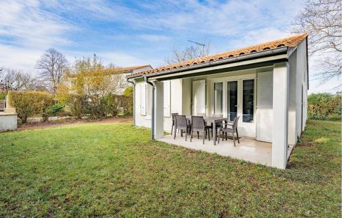 une maison blanche avec une table et des chaises dans une cour dans l'établissement Nice Home In Blaye With Wifi, à Blaye