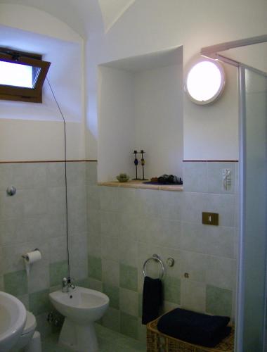 a bathroom with a sink and a toilet at Il Minotauro B&B a 5 minuti da Popoli in Vittorito