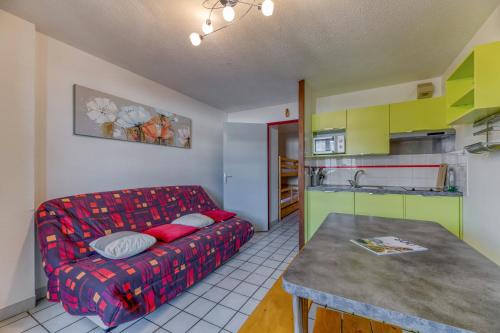 un salon avec un canapé et une table dans l'établissement Granges 5 Studio pied de piste, à Villard-Reculas