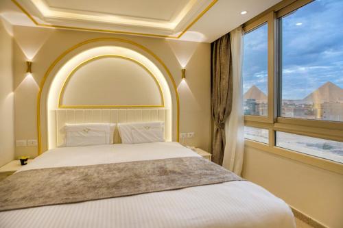 Ein Bett oder Betten in einem Zimmer der Unterkunft Pyramids Plateau Hotel