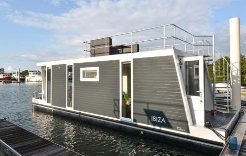 マーストリヒトにあるHouse Boat Parisの水上の桟橋の小屋