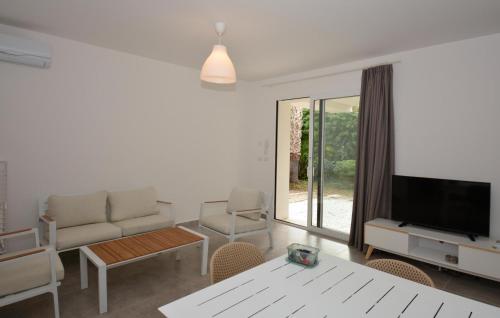 ein Wohnzimmer mit Sofa und Fernseher in der Unterkunft Amazing Apartment In Marina Di Modica in Marina di Modica