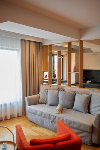 a living room with a couch and a kitchen at Atlas Aparthotel in Piatra Neamţ