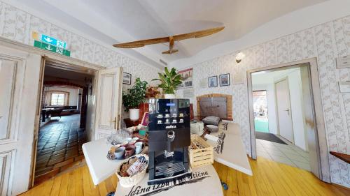 Tetera y cafetera en Resort Hisa Ida - Apartments with Hot Tub and Sauna