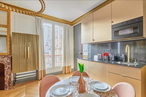 Appartements Champs Elysées - Avenue Montaigne by Studio Prestige