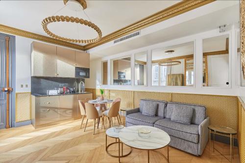 un salon avec un canapé et une table dans l'établissement Appartements Champs Elysées - Avenue Montaigne by Studio Prestige, à Paris
