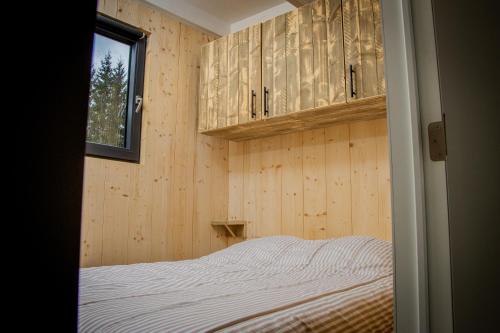 Postel nebo postele na pokoji v ubytování Camping Les Granges Bas - Tiny House - Lodges - Mobilhomes