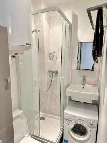 une salle de bain avec une douche, des toilettes et un lavabo dans l'établissement Appart cosy à 15 min des Champs-Elysées, à Levallois-Perret