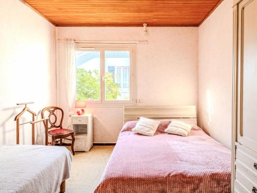 une chambre avec deux lits et une fenêtre dans l'établissement Holiday Home Trait d'Union by Interhome, à Mimizan
