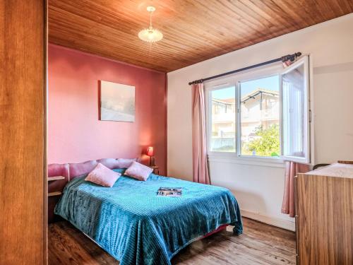 une chambre avec un lit et une fenêtre dans l'établissement Holiday Home Trait d'Union by Interhome, à Mimizan