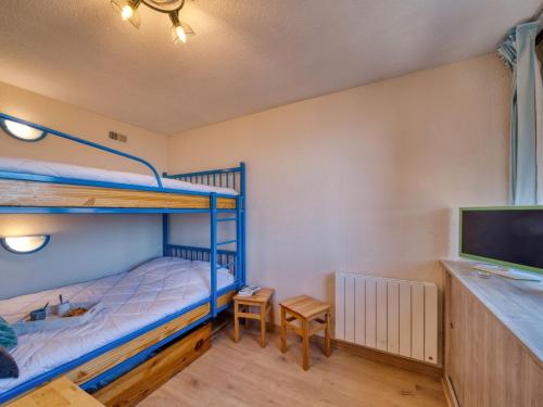 - une chambre avec 2 lits superposés et une télévision à écran plat dans l'établissement Studio Vostok Zodiaque-94 by Interhome, au Corbier