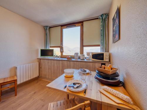 - une cuisine avec une table en bois et de la nourriture dans l'établissement Studio Vostok Zodiaque-94 by Interhome, au Corbier