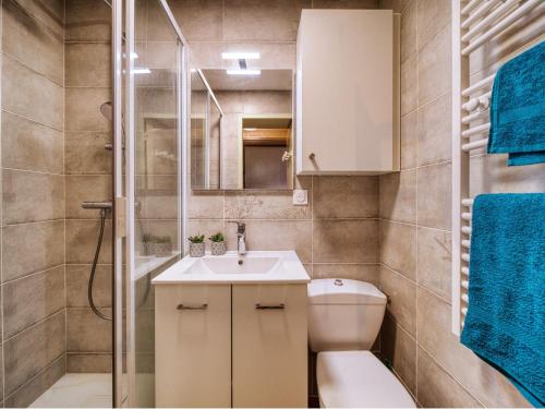 une salle de bain avec toilettes, lavabo et douche dans l'établissement Studio Vostok Zodiaque-94 by Interhome, au Corbier