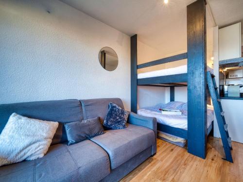 - un salon avec un canapé et des lits superposés dans l'établissement Studio Soyouz Vanguard-104 by Interhome, au Corbier
