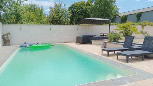 Kolam renang di atau dekat dengan La Maison des Hirondelles, piscine, billard, ping pong, 3 terrasses et jardin