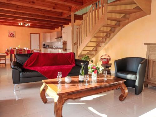 un salon avec un canapé et une table basse dans l'établissement Holiday Home Ty Mazud by Interhome, à Cléden-Cap-Sizun