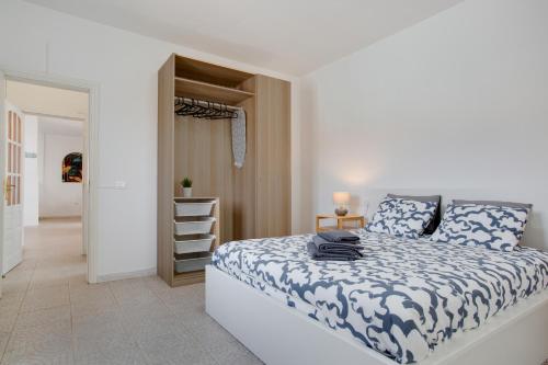 a bedroom with a bed and a walk in closet at Villa Brisa de Gairia in Antigua