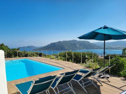 une villa avec une piscine et un parasol dans l'établissement Villa Villa Sallena by Interhome, à Porto-Vecchio