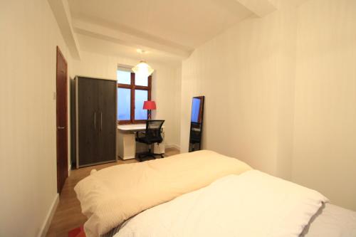 a bedroom with a bed and a desk in it at 1 bed Cheshire St London City Brick Lane Ideal for Family of 3 in London