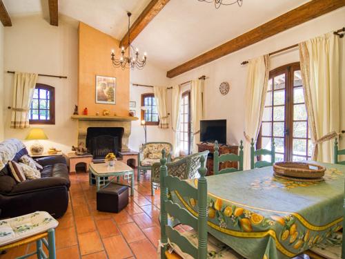 un salon avec une table et une cheminée dans l'établissement Holiday Home VIlla Camille by Interhome, à Mons