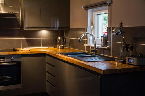 Kjøkken eller kjøkkenkrok på Home Farm Apartments