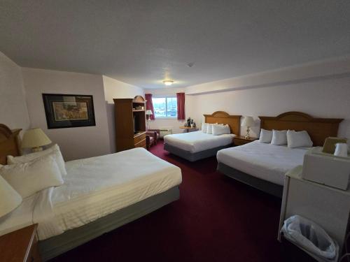 a hotel room with two beds at Travelodge by Wyndham Port Elgin in Port Elgin
