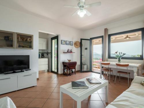 Μια τηλεόραση ή/και κέντρο ψυχαγωγίας στο Holiday Home del Mare dipinto by Interhome